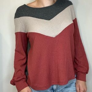 Fall sweater with puffy sleeve design!! Barley wore and in great condition ✨🤎🤍